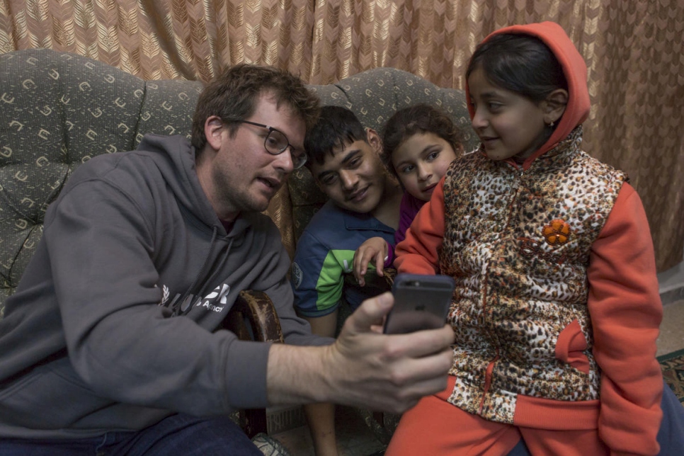 John Green, sympathisant du HCR, rencontre des enfants réfugiés syriens à Amman, en Jordanie, en mars 2016. 