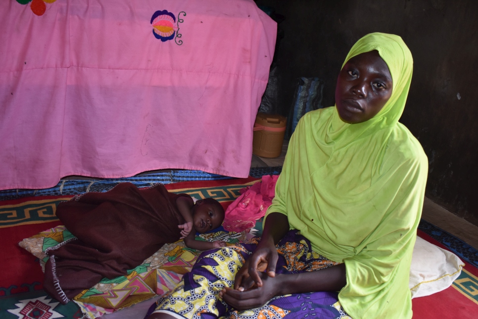 Amina était enceinte et presque à terme lorsqu'elle a dû fuir la violence au Cameroun. Elle a accouché deux jours seulement après son arrivée au Tchad, avec l'aide d'une sage-femme locale. 