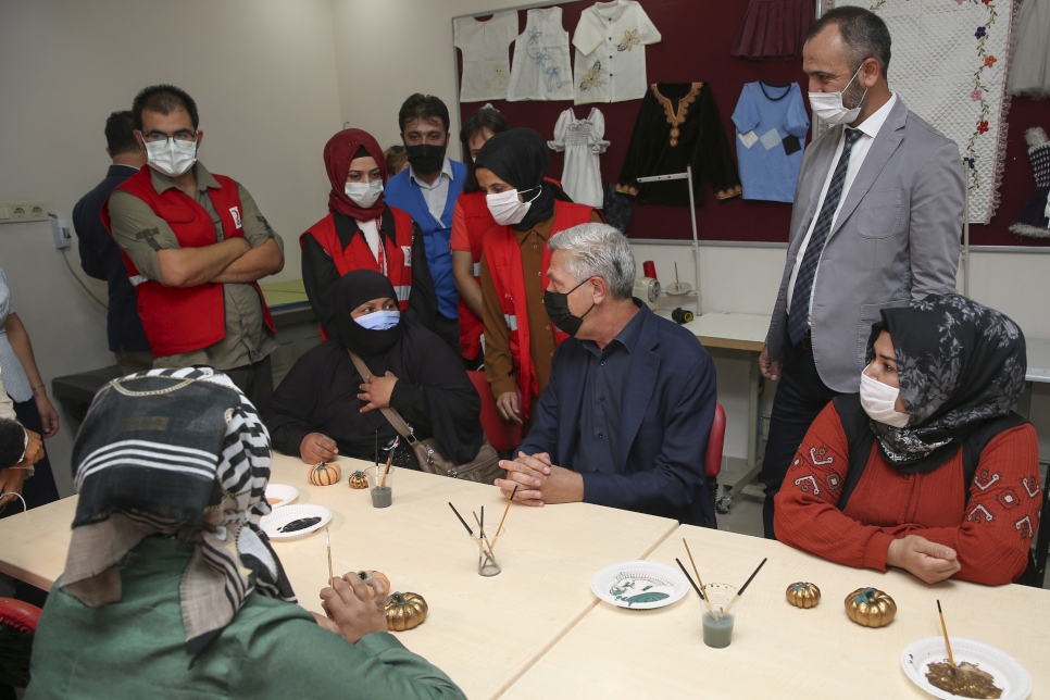 Le Haut Commissaire des Nations Unies pour les réfugiés, Filippo Grandi, a visité le centre communautaire du Croissant-Rouge turc à Sanliurfa et y a rencontré des réfugiés. 
