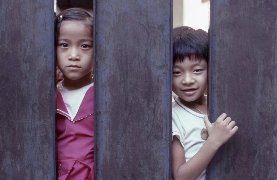 Deux enfants dans un centre de transit pour réfugiés indochinois à Bangkok, en Thaïlande, en 1979. 