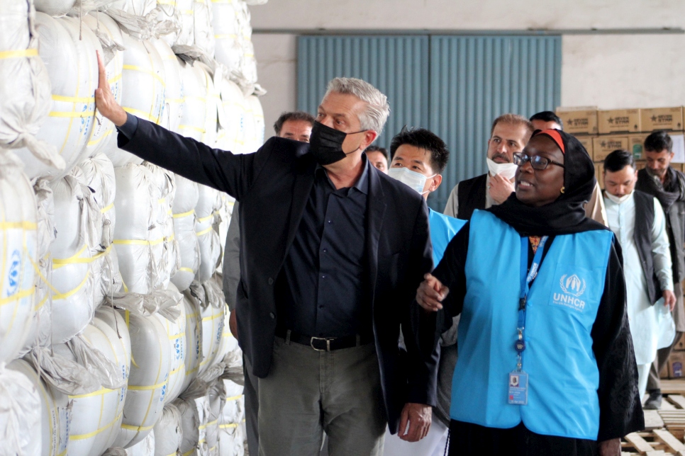 Le Haut Commissaire des Nations Unies pour les réfugiés, Filippo Grandi, examine des articles de secours d'urgence dans un entrepôt à Kaboul, en Afghanistan. 
