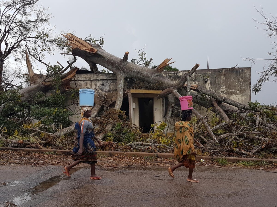 Des femmes déplacées traversent une partie de la ville de Macomia au nord du Mozambique, qui a été détruite par le cyclone Kenneth. 