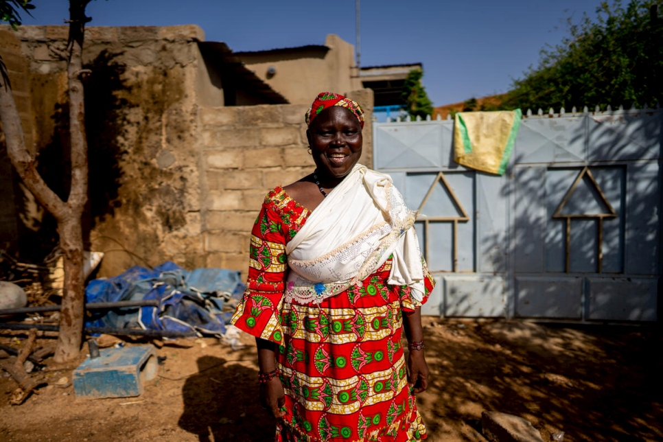 الناشطة المجتمعية روكياتو مايغا خارج منزلها في دوري، بوركينا فاسو.