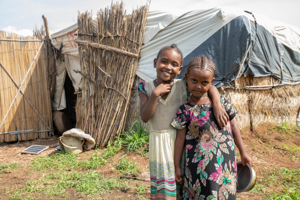 Deux jeunes filles réfugiées devant leur abri dans le camp de réfugiés d'Um Rakuba, dans l'est du Soudan.  