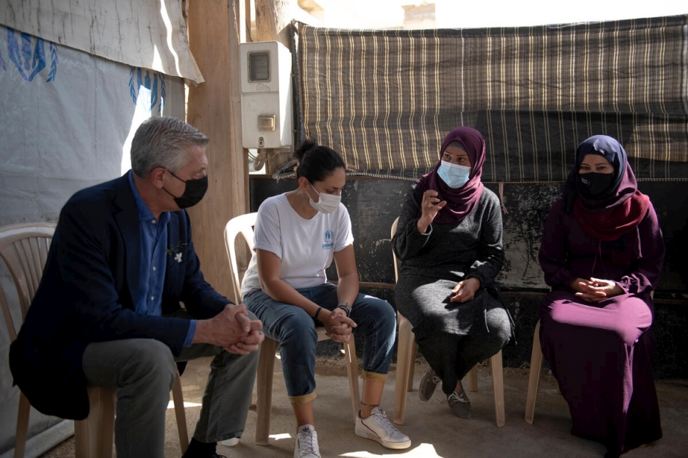 Le Haut Commissaire des Nations Unies pour les réfugiés, Filippo Grandi, s'entretient avec les réfugiées syriennes Hind al-Hamad, 41 ans, et Majida Shehada Ibrahim, 36 ans, au Liban. 
