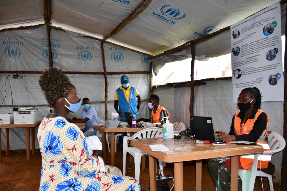 Un fonctionnaire vérifie les données biographiques d'un réfugié lors d'une opération de vérification dans le camp de réfugiés d'Oruchinga, en Ouganda 