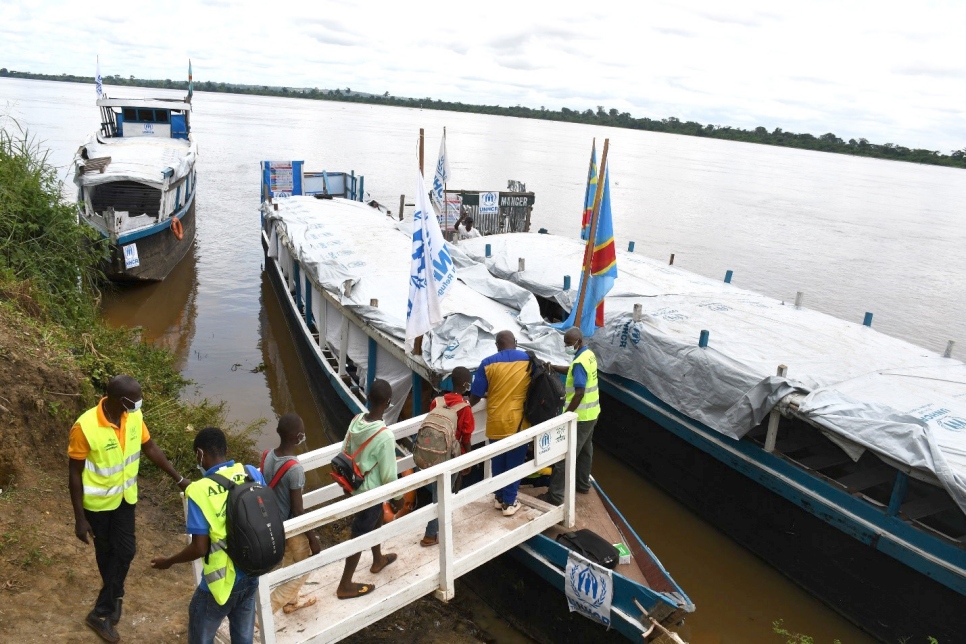 Des réfugiés Centrafricains embarquent sur des bateaux à Zongo, en République démocratique du Congo, pour traverser la rivière Ubangi vers Bangui, la capitale de la République centrafricaine.  