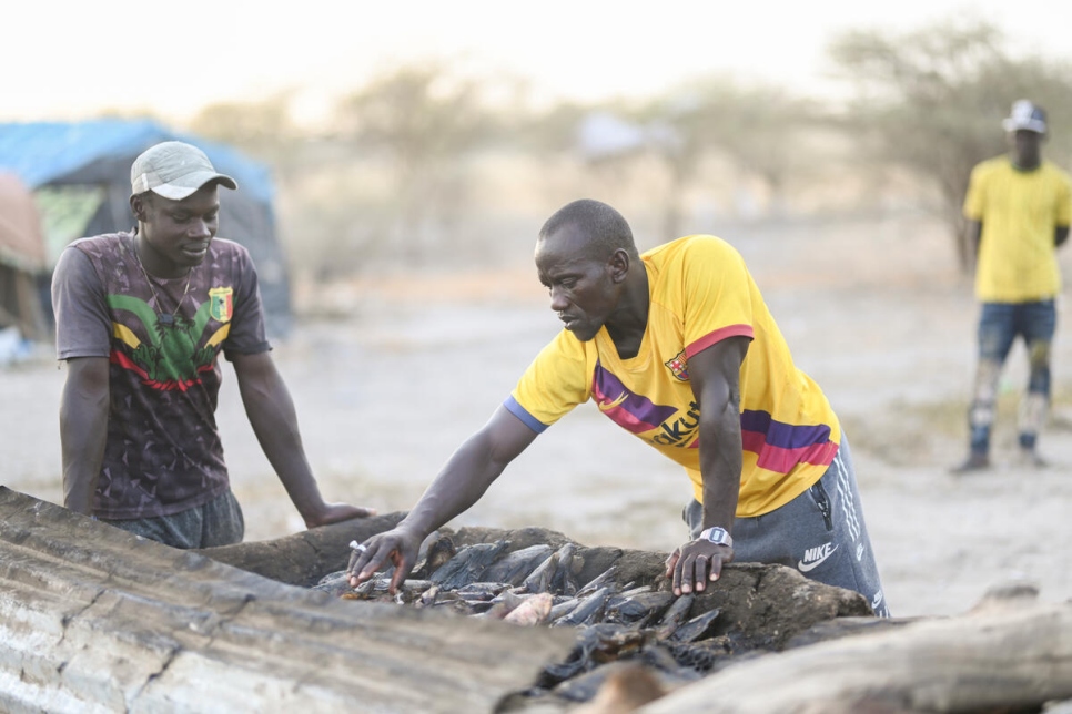 الصياد المالي يحيى يجفف الأسماك التي اصطادها في بحيرة محمودة في موريتانيا.