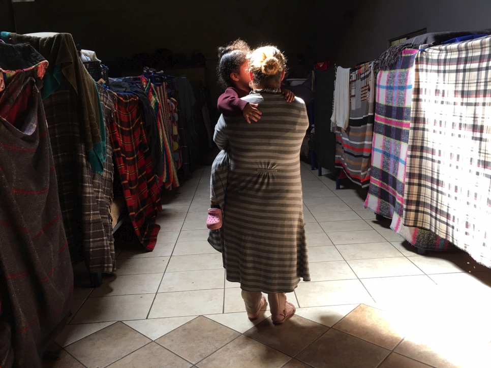 Une mère hondurienne porte sa fille de trois ans dans un abri de fortune pour demandeurs d'asile à Tijuana, au nord du Mexique.  