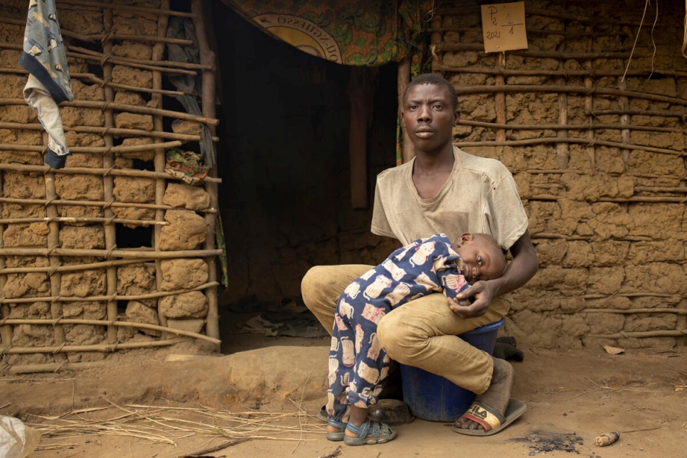 ماواكي نغانديبي، 24 عاماً، مع ابنه دودي البالغ من العمر 18 شهراً أمام منزله في نغولايو، جمهورية الكونغو.