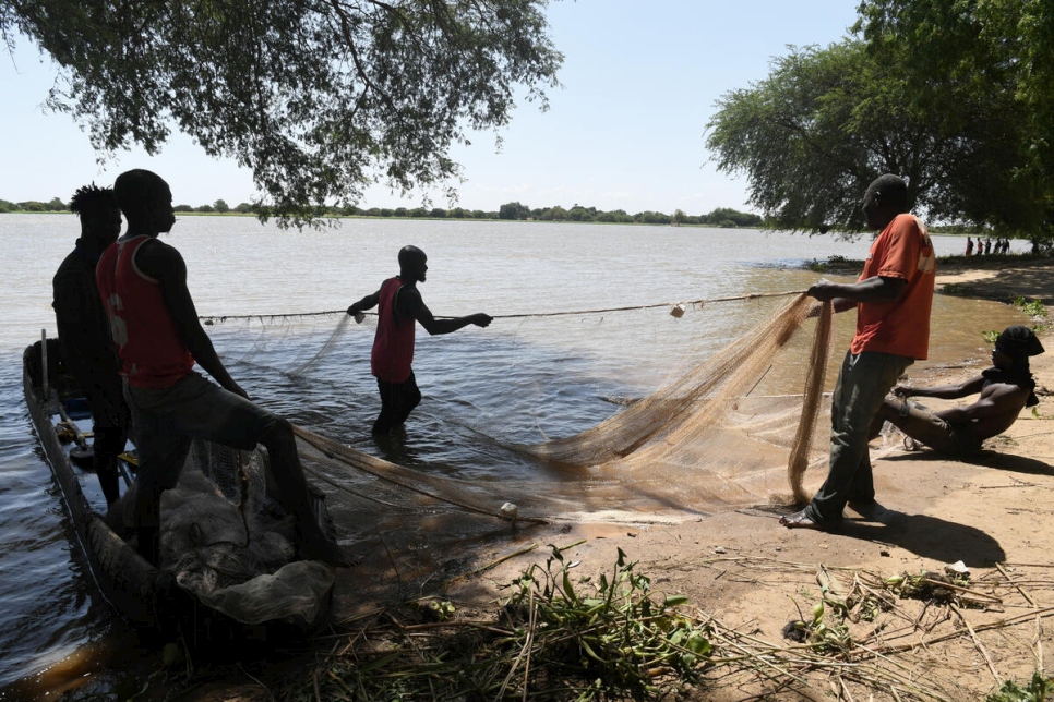 صيادون يلقون بشباكهم في نهر لوغون الذي عبره آلاف الأشخاص الفارين من الاشتباكات العنيفة في شمال الكاميرون في أوائل أغسطس.