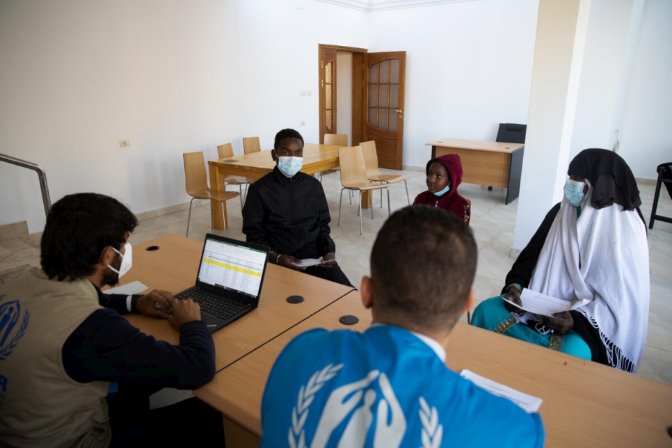 موظفو المفوضية في طرابلس يقدمون المشورة لطالبة اللجوء السودانية زهرة وعائلتها قبل مغادرتهم إلى إيطاليا.