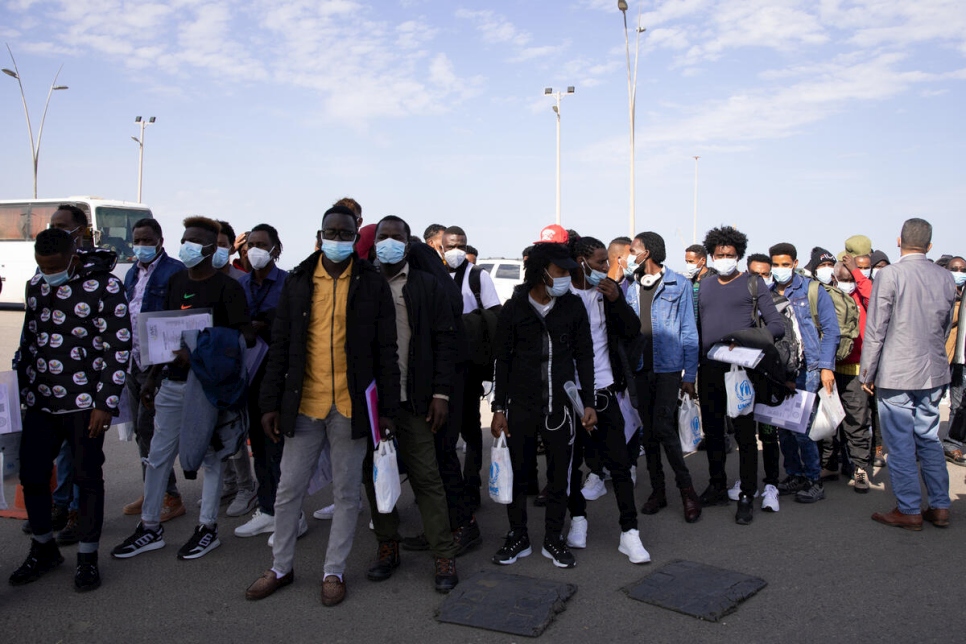 طالبو اللجوء ينتظرون في طابور لدخول مطار طرابلس قبل ركوب الطائرة المتجهة إلى روما.