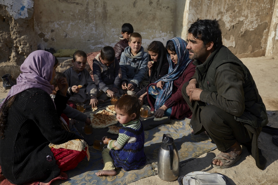 Un Afghan et sa famille déjeunent dans leur logement temporaire dans le village de Kariz-e-Meer, dans la banlieue de Kaboul. Ils ont fui la ville de Kunduz, au nord du pays, après la destruction de leur maison pendant les combats.  