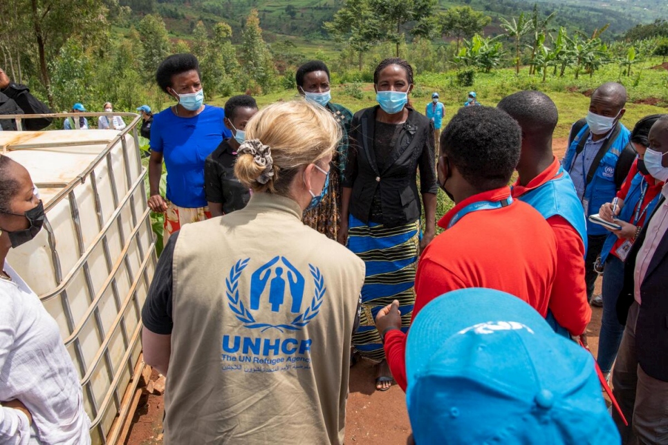 La Haut Commissaire adjointe du HCR Kelly Clements (au centre) discute avec la réfugiée congolaise Clémentine Bugenimana (en chemise noire) sur le site du projet de marais de Misizi au camp de réfugiés de Mugombwa, au Rwanda.  