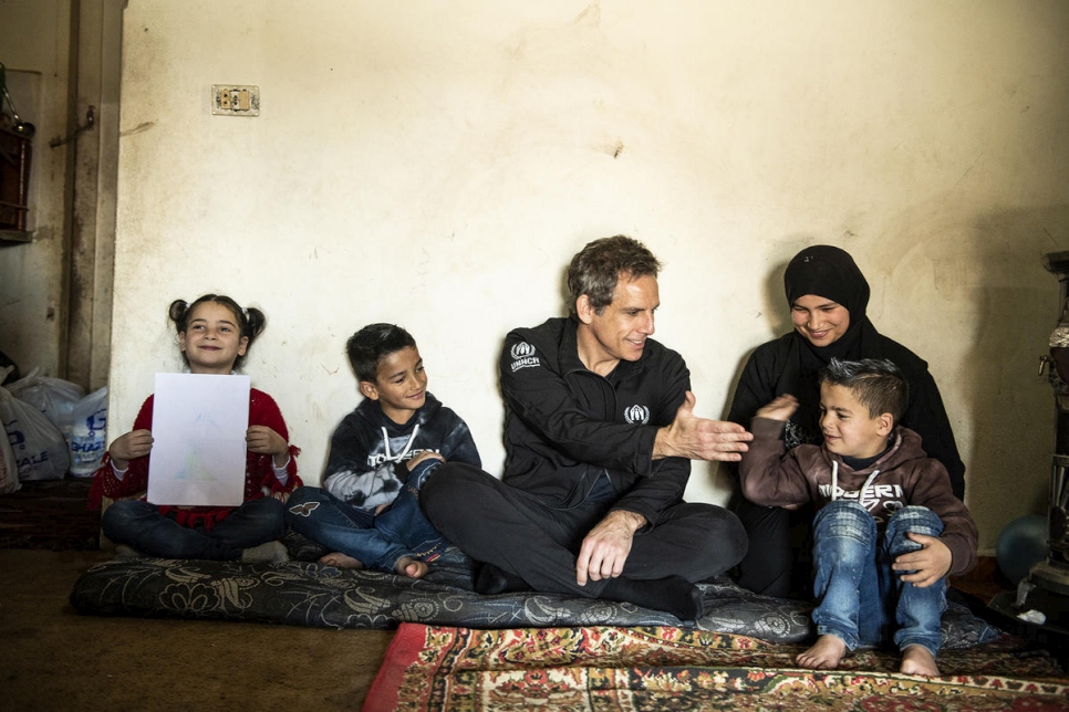 Ben Stiller, Ambassadeur de bonne volonté du HCR, rend visite aux jumeaux réfugiés syriens Razan et Yazan (première et deuxième à gauche) dans la plaine de la Bekaa, au Liban, en 2019. 
