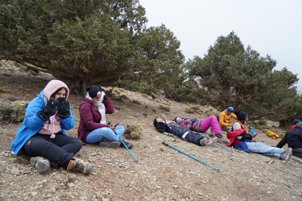 Un groupe de femmes réfugiées vivant au Maroc fait une pause lors de l'ascension du mont Toubkal organisée dans le cadre des 16 jours d'activisme contre la violence sexuelle et sexiste.  