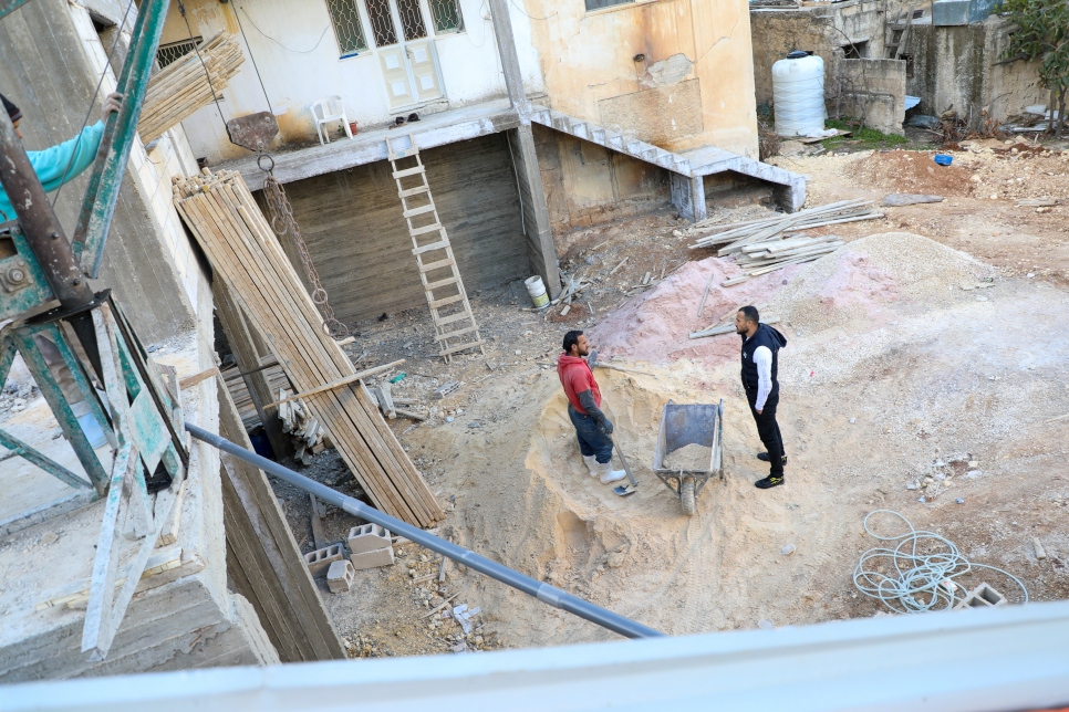 Nizar (à droite), réfugié syrien de 25 ans, cherche du travail sur des chantiers de construction près de son domicile à Amman, en Jordanie.   