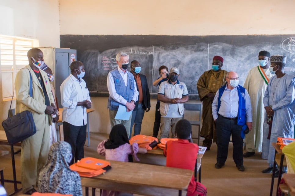 Niger. High Commissioner and head of IOM visit UNHCR projects in northern town