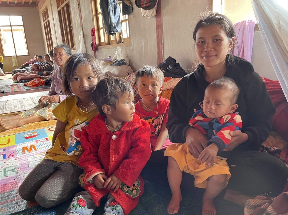 Anna Ruth* et ses enfants devant le monastère de l'État de Shan où elle a trouvé refuge après avoir été déplacée plusieurs fois dans l'État de Kayah.  