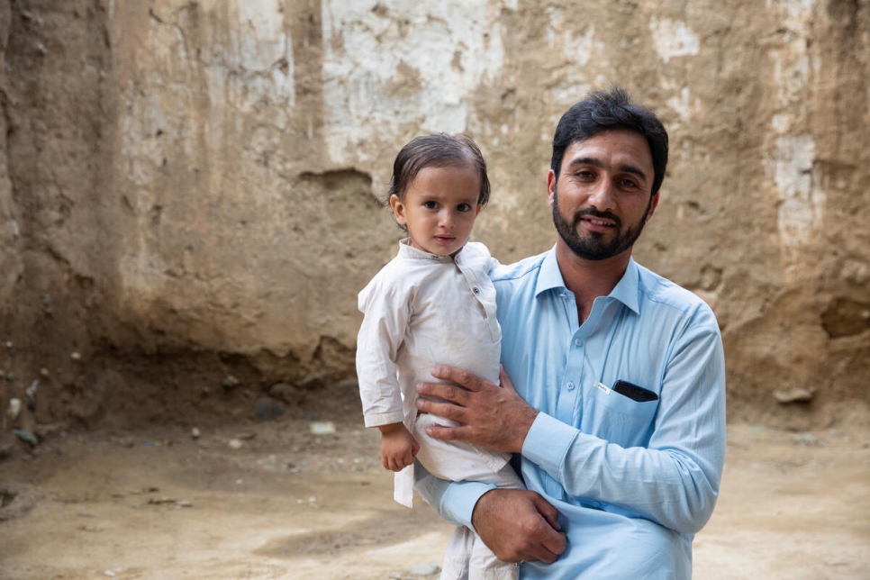 Jamil ur Rehman, 33 ans, réfugié afghan de deuxième génération, et son fils à Lower Dir, au Pakistan.   