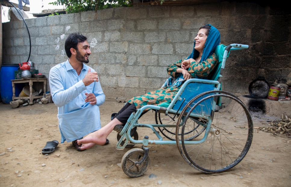 Jamil rend visite à Gul Bibi, 16 ans, qui a pu poursuivre ses études après avoir été aidée à se procurer un fauteuil roulant.
