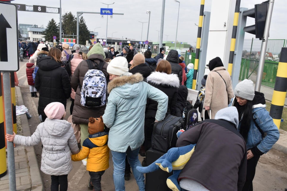 Des réfugiés provenant d'Ukraine entrent en Pologne par le poste frontière de Medyka.  