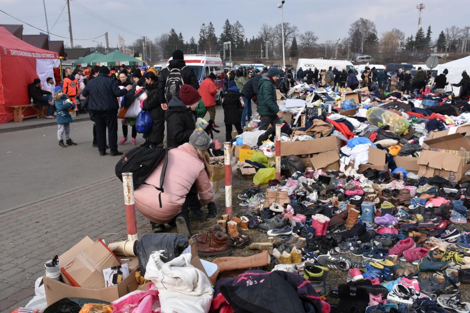 Des dons de résidents polonais sont offerts aux réfugiés près du poste frontière de Medyka.  