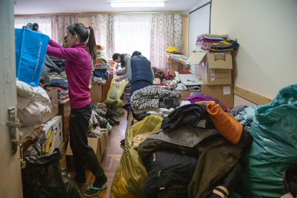 تعثر أولكساندرا على ملابس دافئة لأطفالها من بين التبرعات المرسلة إلى جامعة ولاية موكاتشيفو.