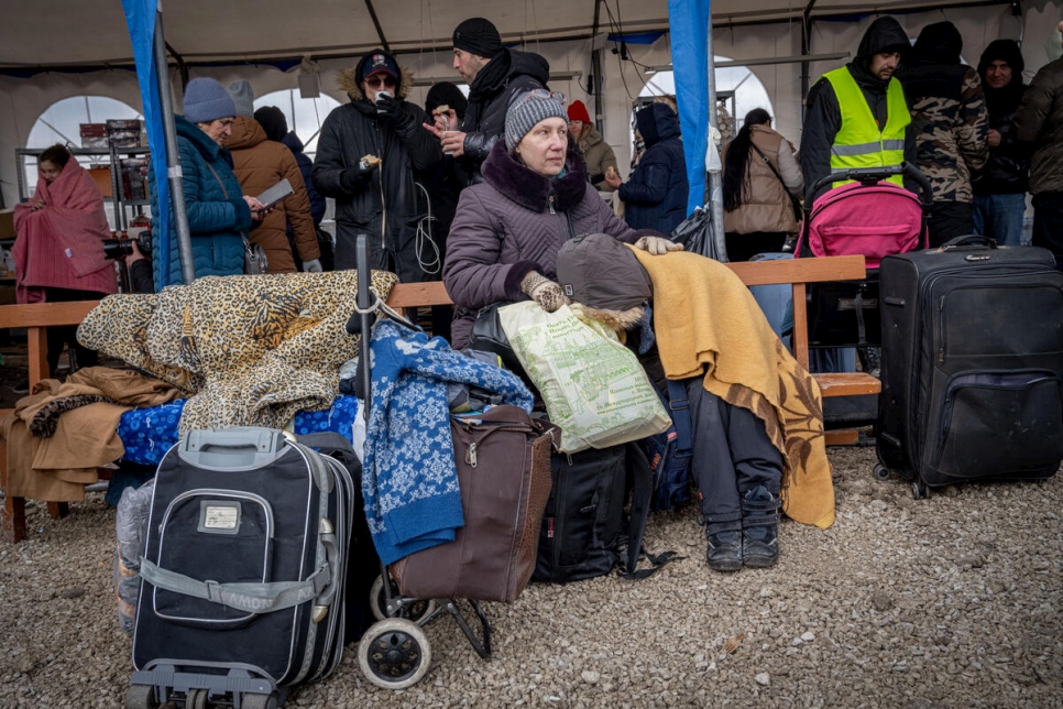 يتحمل اللاجئون قسوة البرد الشديد أثناء استعدادهم لاستقلال الحافلات في معبر بالانكا الحدودي في مولدوفا.