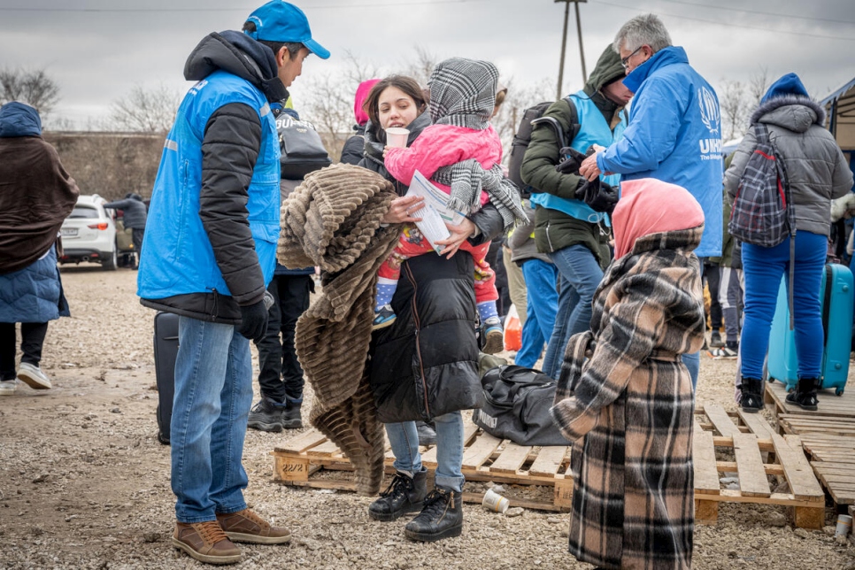 موظفو المفوضية حاضرون على طول الطريق لتقديم المساعدة والمعلومات للاجئين المتجهين إلى رومانيا.