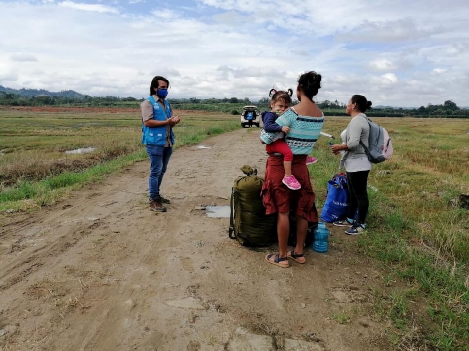 UNHCR staff brings information to Nicaraguan asylum seekers