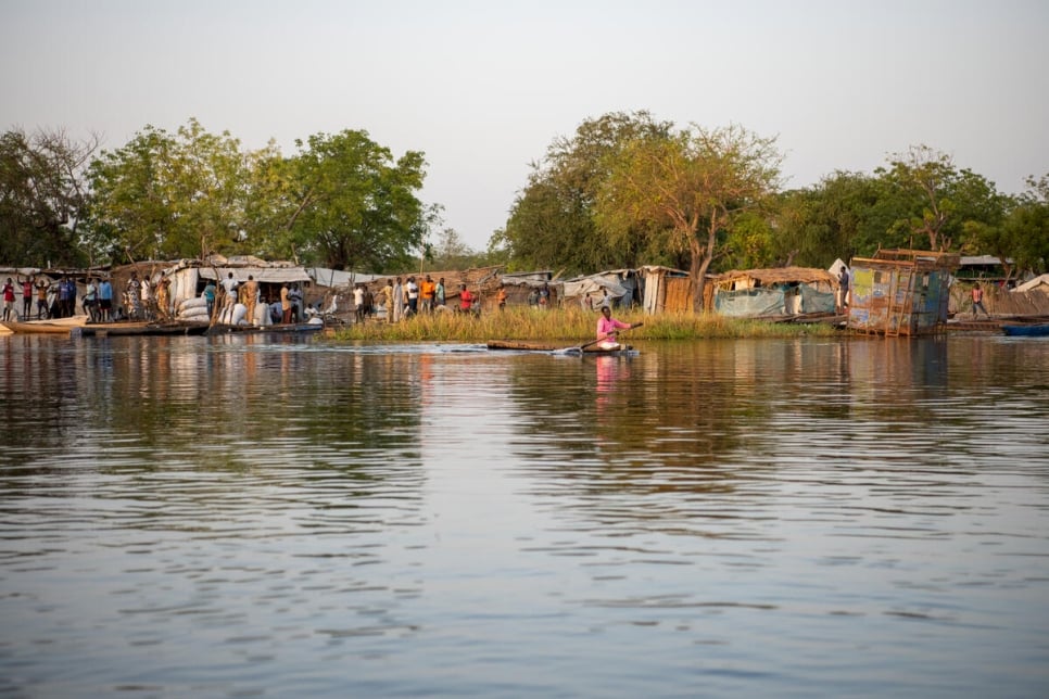 South Sudan. Residents battle to keep waters at bay in flood-prone remote town