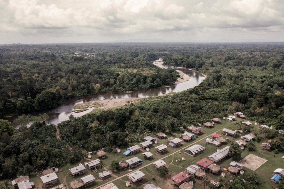 مجتمع من السكان الأصليين في قرية كنان على نهر ميمبريو يوفر الطعام والمأوى المؤقت للاجئين والمهاجرين الذين يعبرون. 