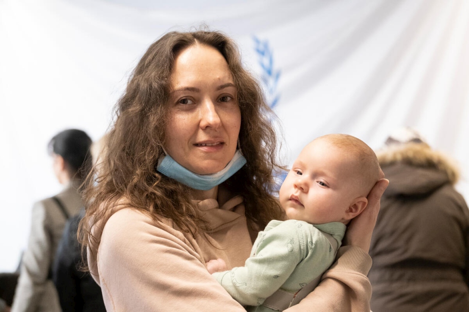 Kateryna Koval et sa fille Victoria dans un centre du HCR pour la distribution d'allocations d'aide en espèces aux réfugiés d'Ukraine à Varsovie, en Pologne. 