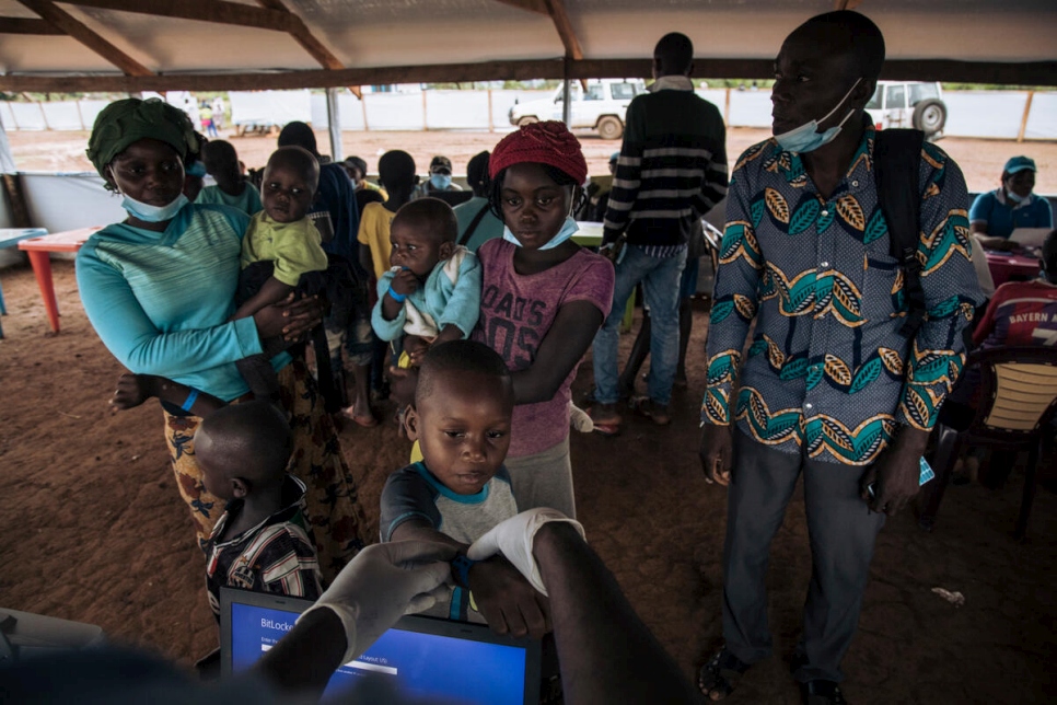 عائلة لاجئة من جمهورية إفريقيا الوسطى تنتظر استكمال إجراءات الخروج قبل الصعود على متن طائرة للعودة إلى الوطن.