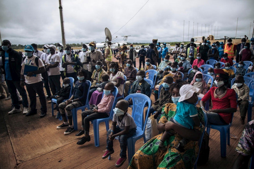 المزيد من اللاجئين من مخيم إنكي ينتظرون الصعود على متن رحلة العودة في مطار غبادوليت. اختار أكثر من 450 من سكان المخيم العودة إلى جمهورية إفريقيا الوسطى.