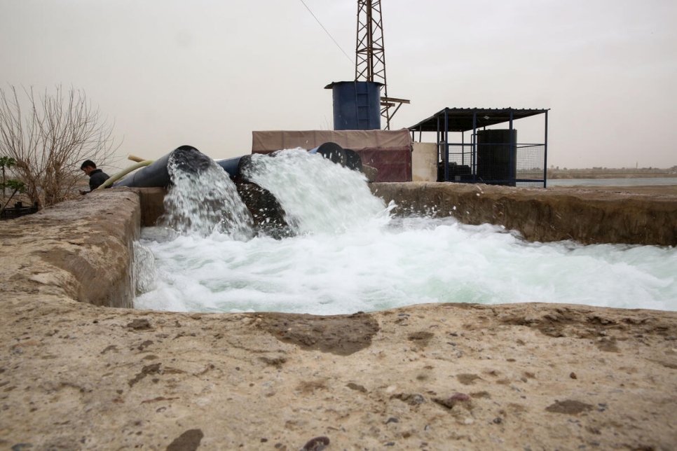 المياه تتدفق في القنوات الخرسانية بعد إصلاحات طرأت على محطة الري بالقرب من دير الزور.