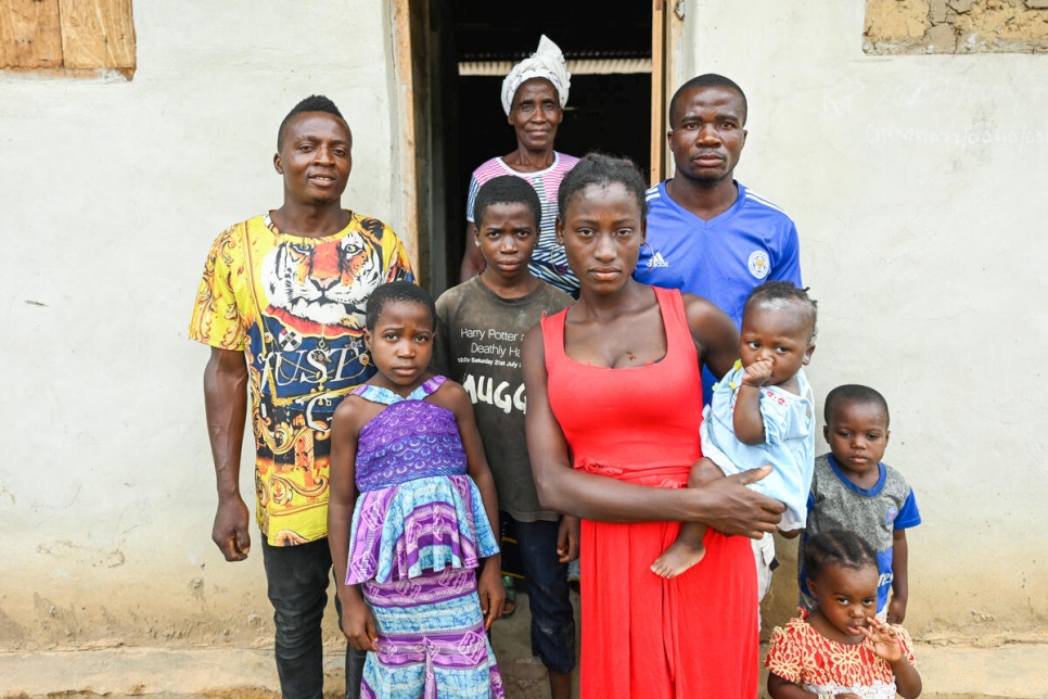 سي إيناس ديهي (في الخلف) مع أطفالها وأحفادها في مسقط رأسها بابلي فايا، ساحل العاج.