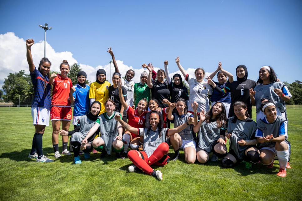 لاعبات من اللاجئات والهواة ممن يمثلن فرقاً في جميع أنحاء أوروبا خلال صورة مشتركة.