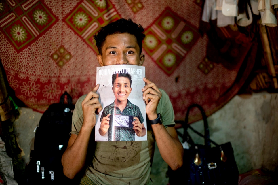 Hasson brandit le magazine Rohingyatographer dont il fait la couverture. 