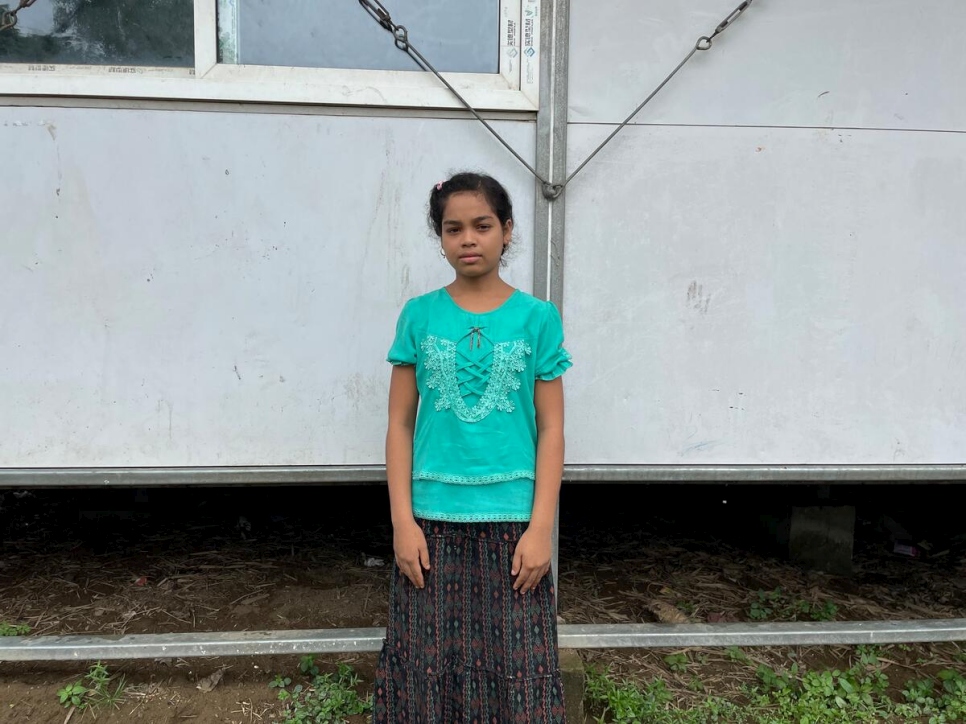 اضطرت آجام بيبي، 16 سنة، إلى مغادرة المدرسة منذ عامين لعدم تمكن عائلتها من تحمل تكاليف إرسالها للدراسة.