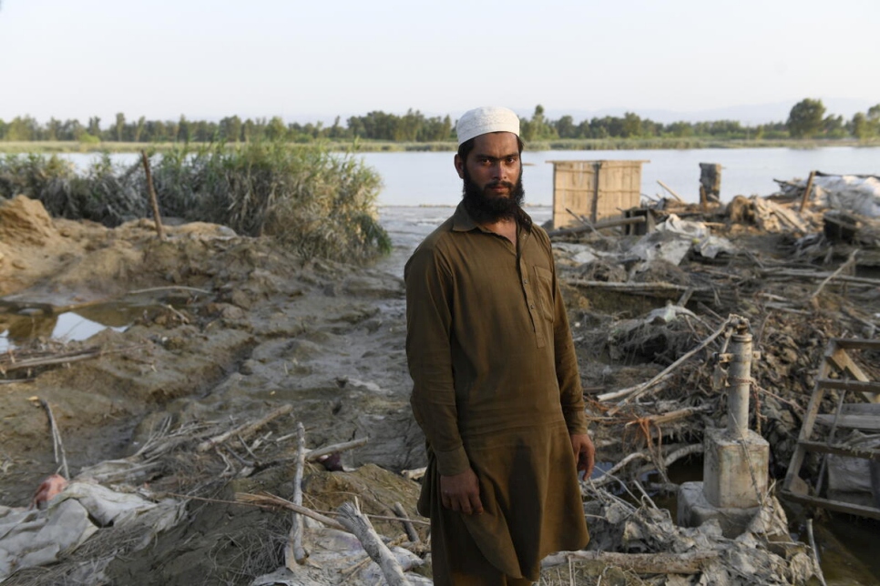 سليم خان، مزارع يبلغ من العمر 25 عاماً، يقف حيث كان منزله قائماً قبل أن تجرفه الفيضانات.