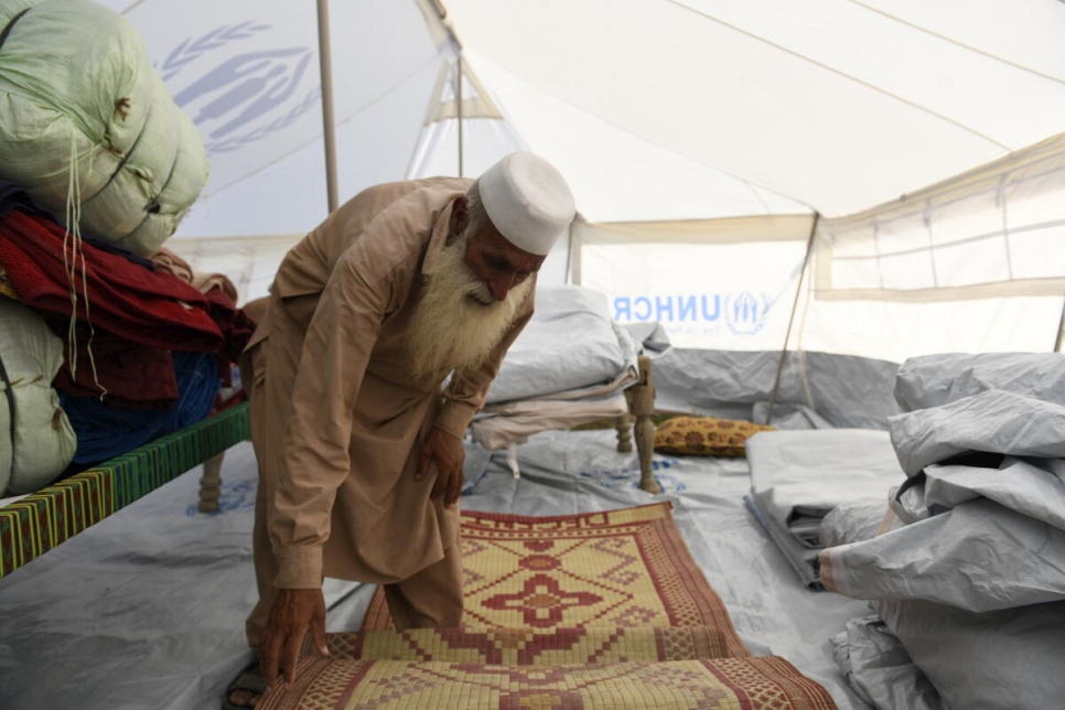 يأوي بهادور وعائلته الآن في خيمة قدمتها لهم المفوضية على أرض مرتفعة بالقرب من قريته.