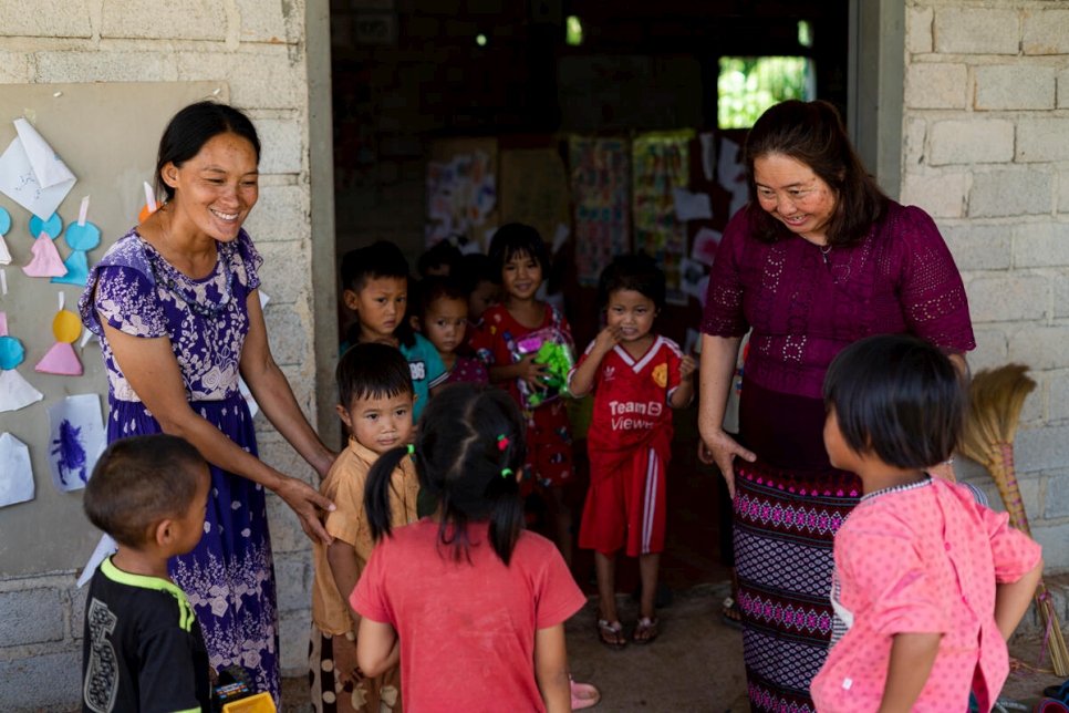 ناو بواي خو تلتقي بأطفال ومعلمات في مدرسة في قرية هكاشي بولاية شان، حيث تدرب منظمة "أصدقاء ميانمار" المعلمين والمتطوعين المجتمعيين على رعاية الطفولة المبكرة وتنميتها.