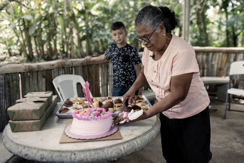 فيسينتا تقدم كعكة بمناسبة عيد الأم، وهي عطلة عامة في كوستاريكا، لعائلتها والضيوف الآخرين المجتمعين في مزرعتها لهذه المناسبة.