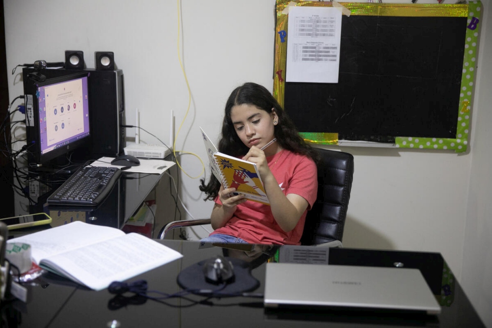 تدرس ماريا – وهي فتاة فنزويلية تشارك في برنامج "فتيات في العمل" – في منزلها في العاصمة البيروفية ليما.