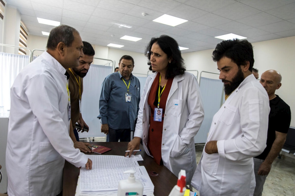 الدكتورة نغم تتشاور مع زملائها في مستشفى شيخان العام حيث تعمل مديرة للمستشفى.