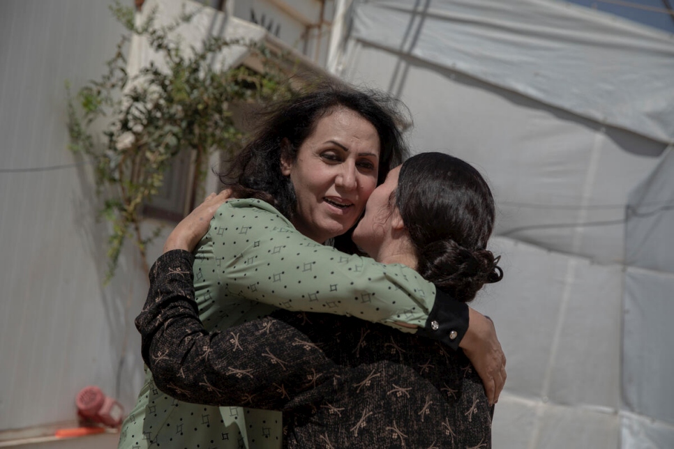 نرجيز، وهي أسيرة سابقة لدى الجماعات المتطرفة، تحتضن الدكتورة نغم خلال زيارة لمخيم روانغا للنازحين في إقليم كردستان العراق.