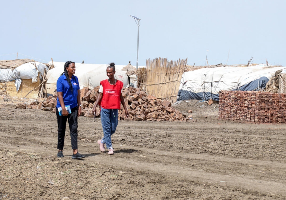 Sudan. Refugee Civil engineer supervises construction of shelters